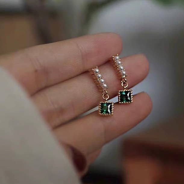 Boucles d'oreilles pendantes en argent sterling et perles d'émeraude plaquées or pour la vente par happyzzzsu