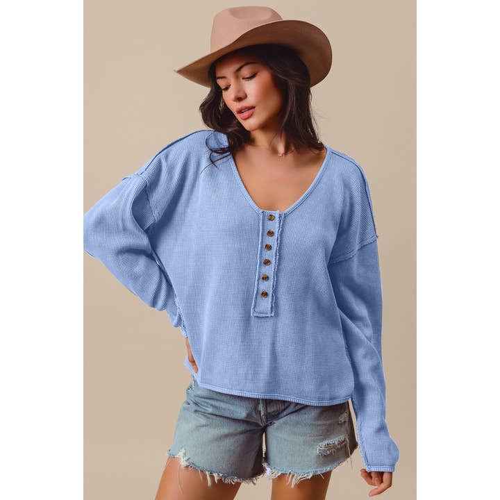 TOPO DE WAFFLE COM DECOTE EM V PROFUNDO LAVADO COM CORTE DESFIADO por atacado de IVE