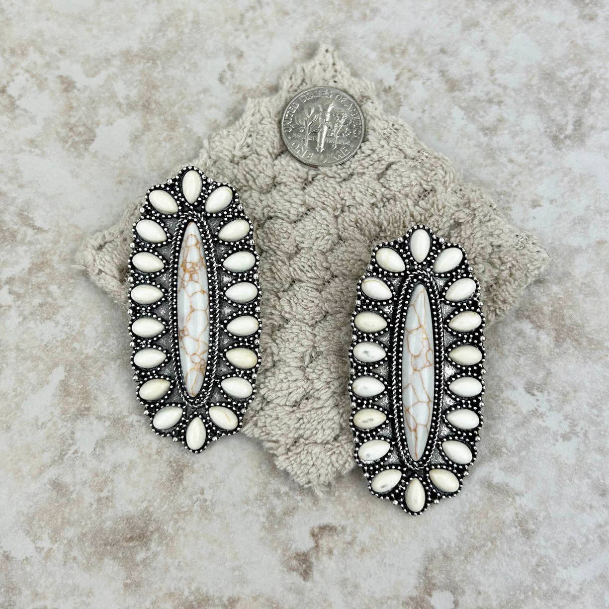 Western Elite Jewelry - Vente Boucles d'oreilles pendantes - Boucles d'oreilles pendantes ovales en argent avec pierres blanches