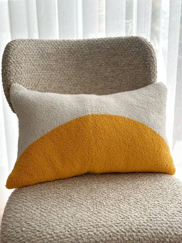 Housse de coussin brodée à la main avec aiguille à punch #2 pour la vente par Honey Art and Nature