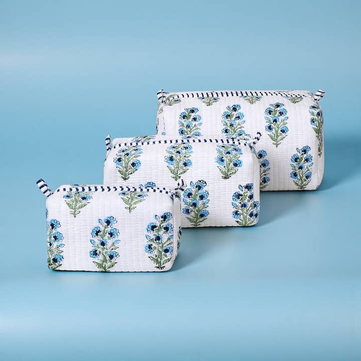 Pochettes Cosmétiques Lily-Bleu pour la vente par Amelia Rose Jewelry