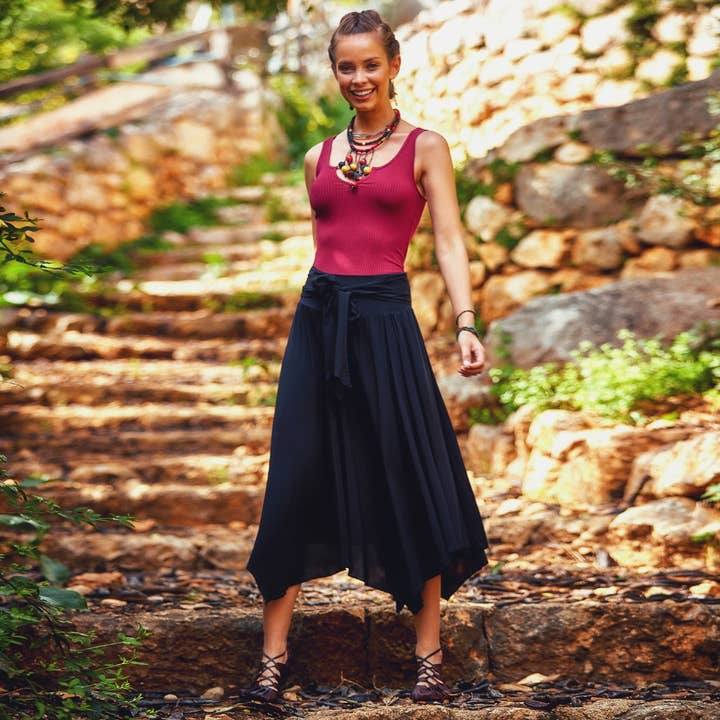 Jupe mi-longue fluide Boho Chic à nouer à la taille avec ourlet asymétrique pour la vente par Los Banditos