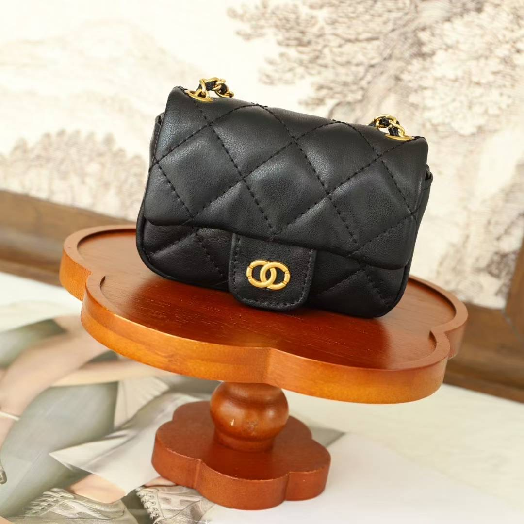 Pretty Persuasions – bolsa tiracolo - Mulher por atacado – PL25034 Mini Carteira com Pendente em Pele com Costura de Acolchoado1