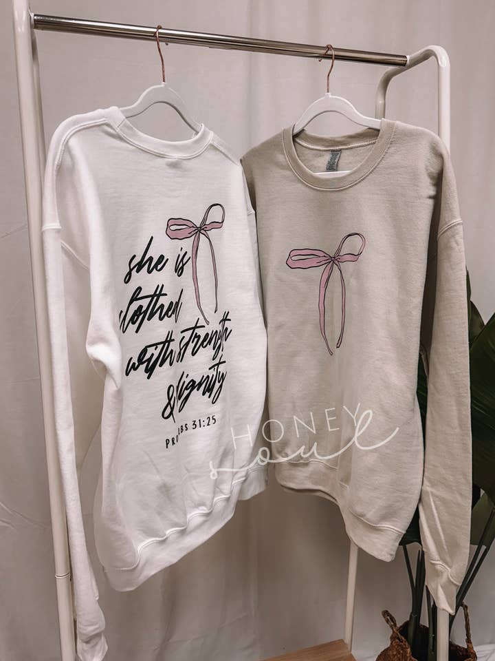 Sweatshirt à nœud She Is Clothed pour la vente par Honey Soul LLC