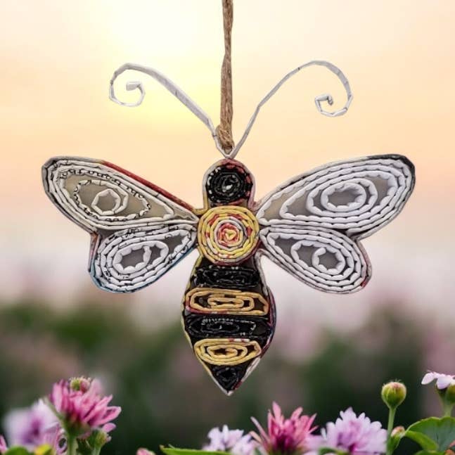Ornement d'abeille - Papier recyclé pour la vente par The Upcycled Paper Company