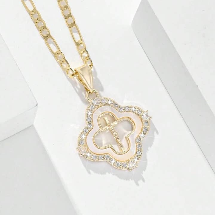 Collier croix en or vermeil 14k avec nacre et accents incrustés de cristaux pour la vente par Facetreasures Boutique