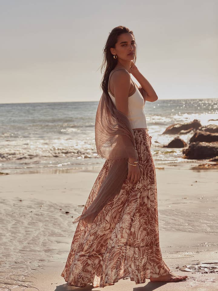 Jupe longue taille haute smockée en crêpe fleuri pour la vente par Promesa USA