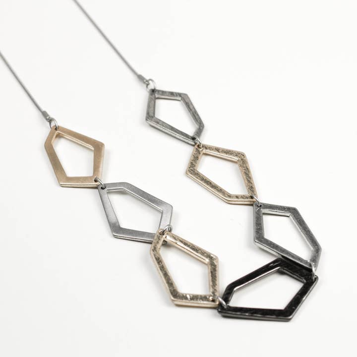 Collar largo con piezas geométricas en tonos gris y dorado para venta al por mayor de Accessoires by KHB