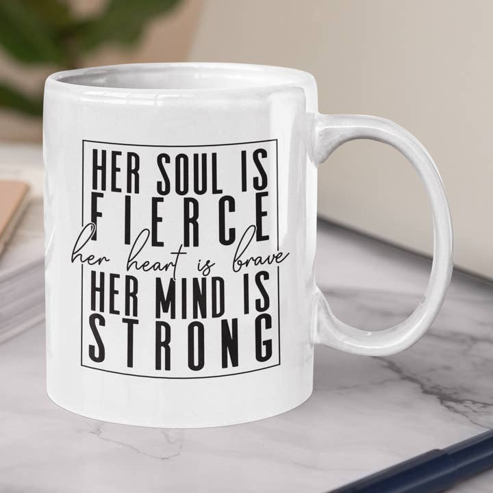 Kaffeetasse - Ihre Seele ist wild, ihr Herz ist mutig, ihr Verstand für den Großhandel von Words of Ivy