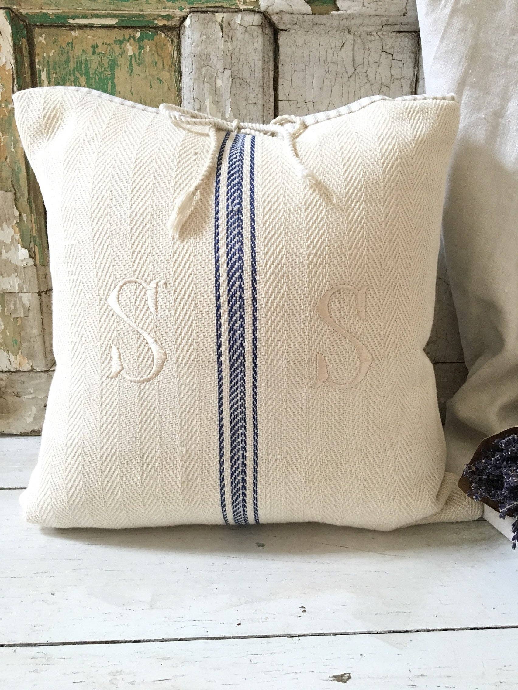 DunnByDesigns - Vente Housse de coussin - Housse de coussin Grain Sack Monogram Grain Sack Grain Sack2