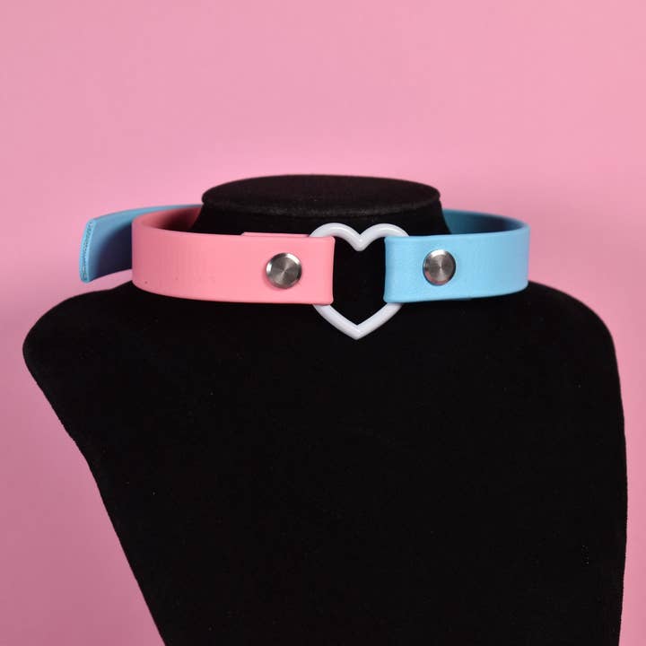 Collare con cuore orgoglio trans per la vendita all'ingrosso da parte di Naughty Pawsies