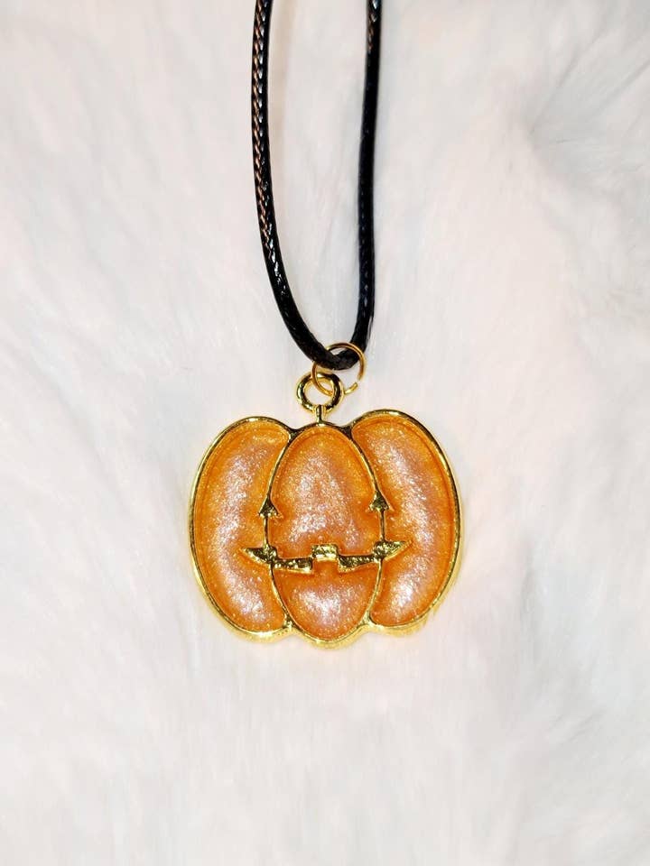 Collier en résine citrouille orange fait main pour Halloween pour la vente par BabyGirl Creations