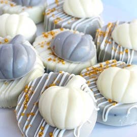 Chocolates Unlimited by Denise - Wholesale Chocolate Covered Sweets - Fall Themed Chocolate Covered Oreo with Small Pumpkin