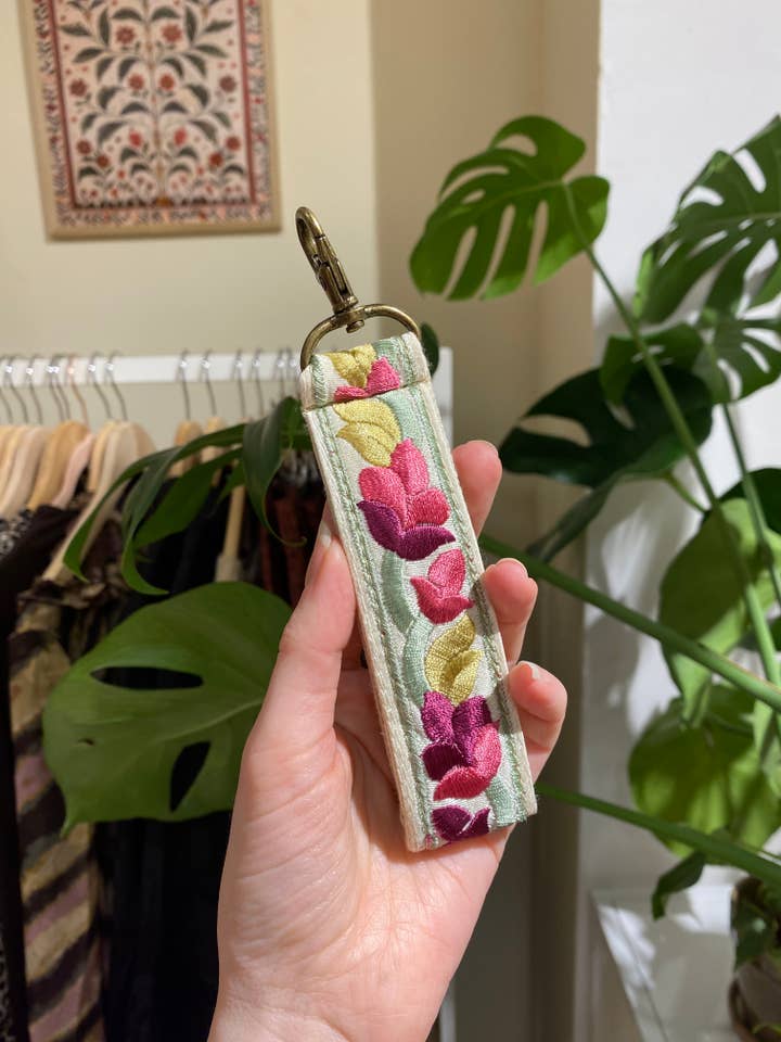 Zijde bloemenstof sleutelhanger ~ cadeau geven for wholesale by Temple of Treasure