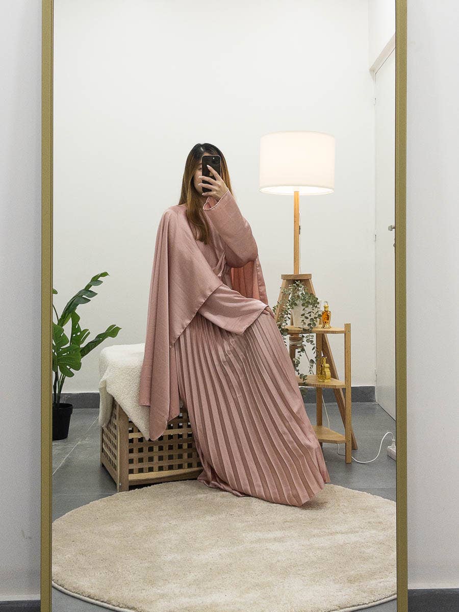 IDEAL OUTFIT - Vente Robe – femme - Abaya fluide plissée avec cape intégrée en satin ref:Y1022