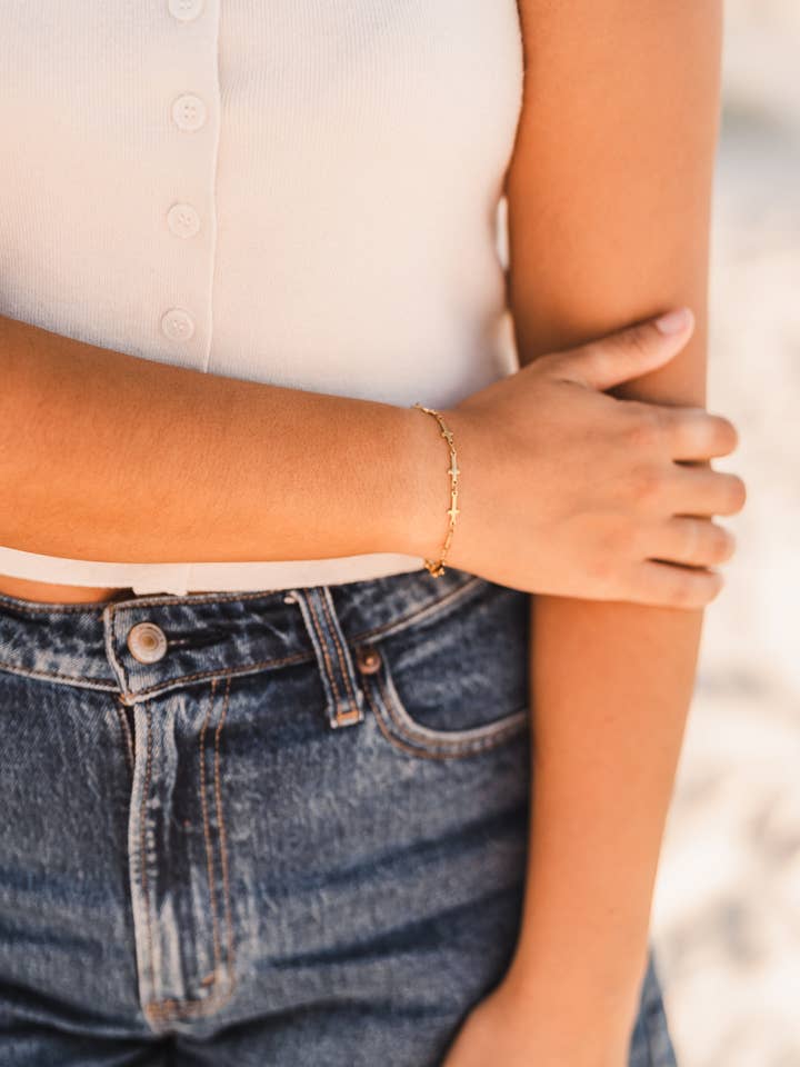 Esperanza | Pulseira Impermeável com Cruz Delicada por atacado de Always Augustine