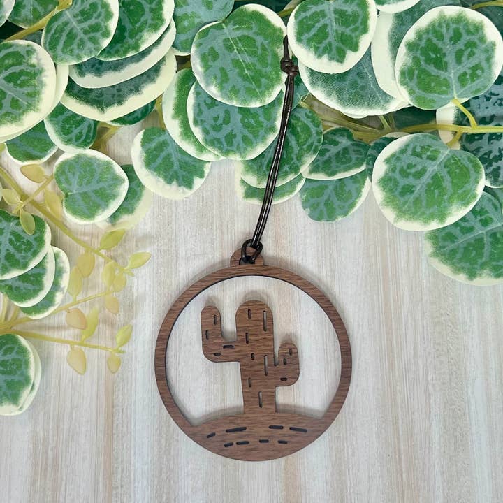 Saguaro-Ornament aus Nussbaumholz für den Großhandel von The Lost Quail Co.