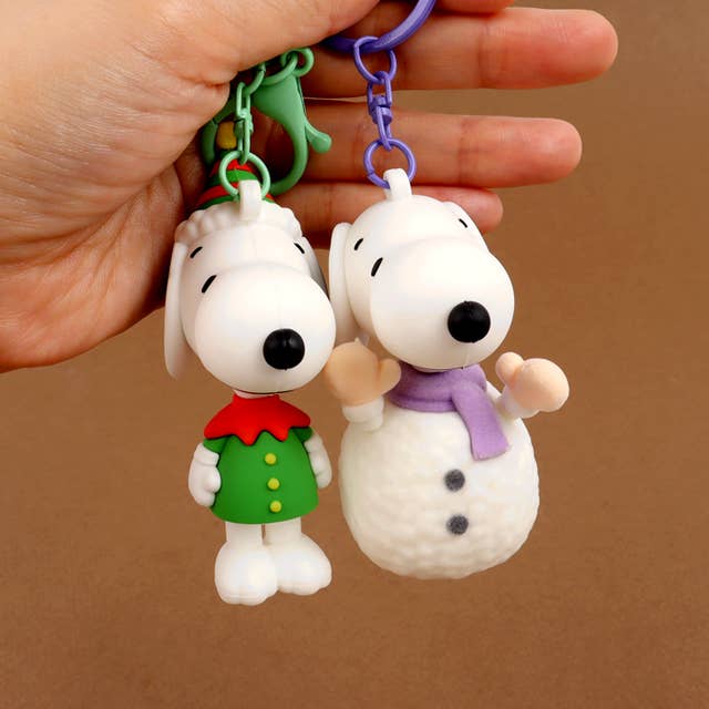 K-Wonderland - Wholesale Sleutelhanger - Uniseks - Pinda's Snoopy Kerstfiguur Sleutelhanger (Willekeurige Stijl)1