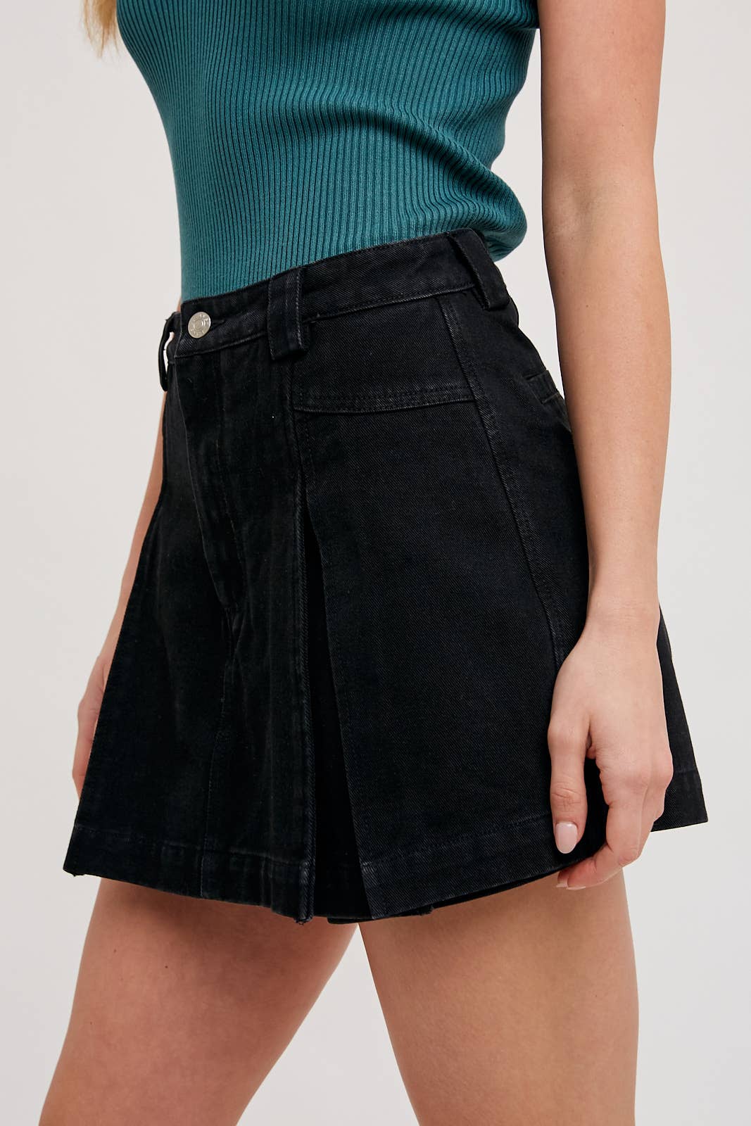 Bluivy - Venta al por mayor Falda pantalón - Mujer - PANTALONES CORTOS DE MEZCLILLA CON PLIEGUES EN LA PARTE DELANTERA5