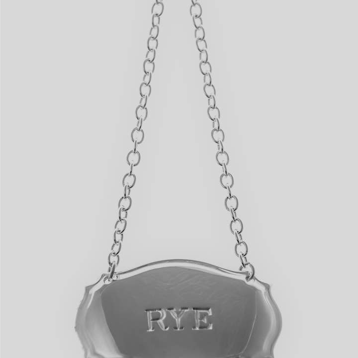 Karaffetikett Chippendale Design Rye Silver Plate. ARTIKELNR: C1259RYE. för wholesale av Corbell Silver