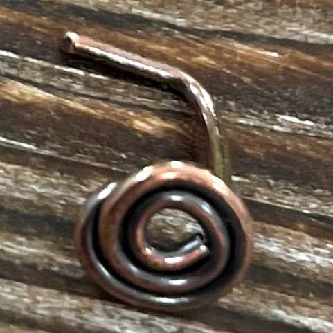 Anneau de nez en forme de L minimaliste en cuivre Swirl pour la vente par Handmade by Marlayna