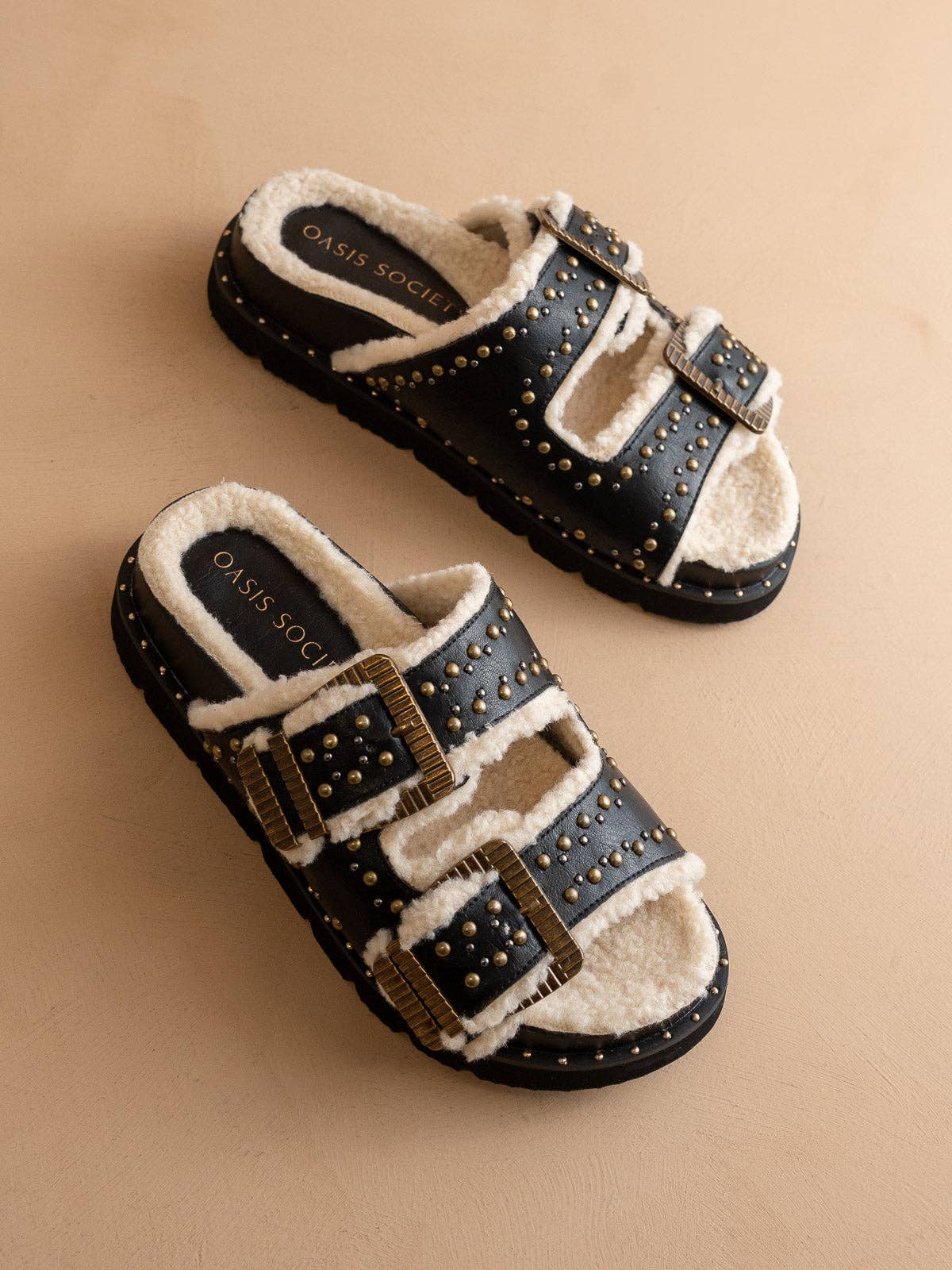 NOIR Le Gaylen | Mules à Boucle Cloutée Noire Doublées de Polaire en vente sur Faire3