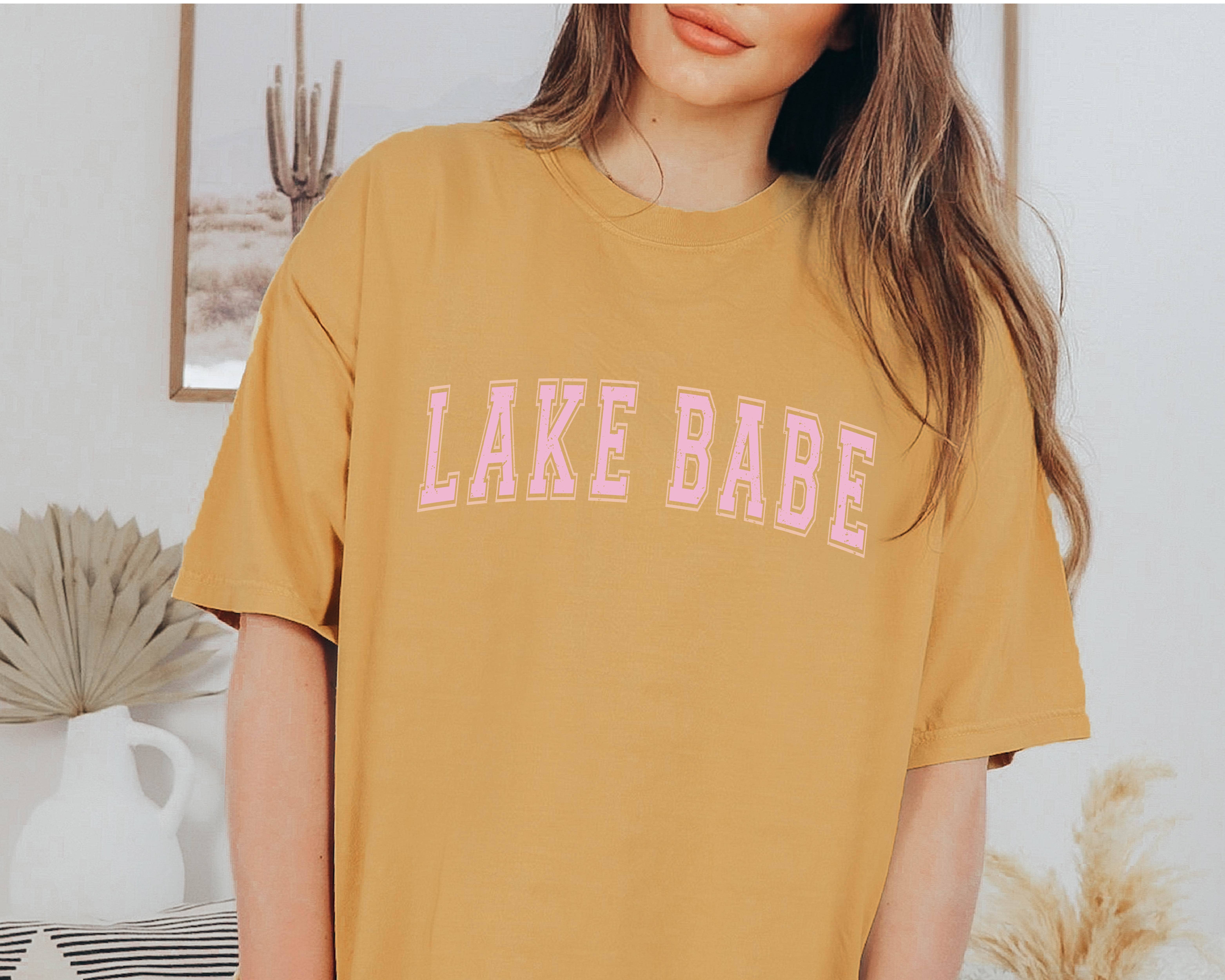 P E T I T R U E – T-shirt estampada - Mulher por atacado – Vestuário de Verão Lake Graphic Tee Lake Babe1