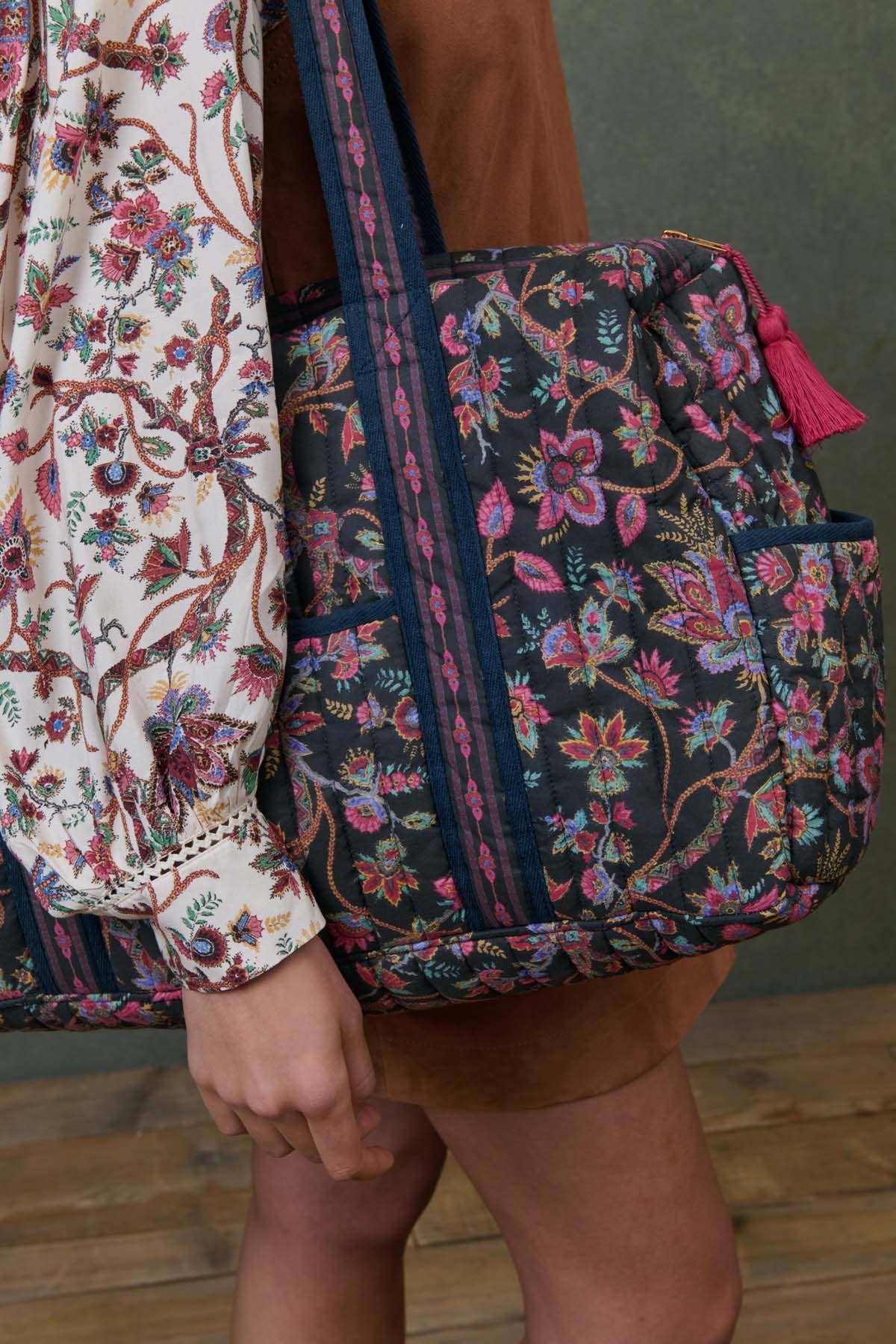 Bosquet de Jacinthes Noires 36H Bilbao Bag for wholesale on Faire2