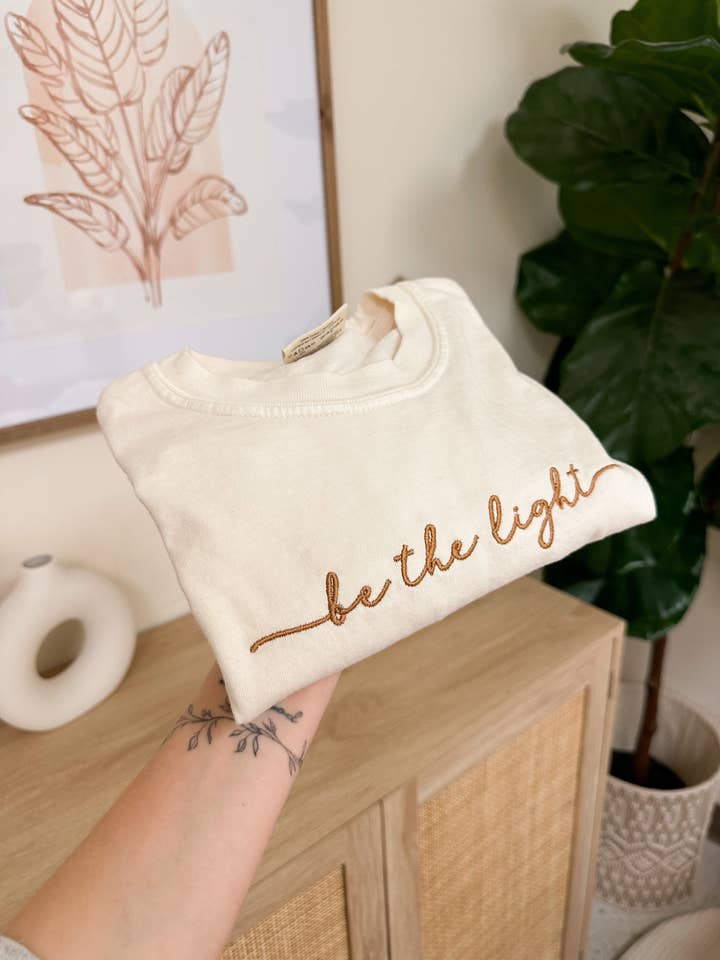 Honey Soul LLC - Wholesale T-shirt (Zonder tekening) - Dames - Geborduurde Wees Het Licht T-shirt7