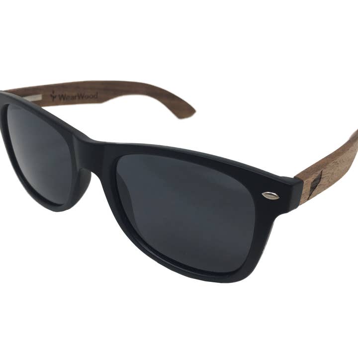 Lunettes de soleil State of Connecticut Classic en noyer noir pour la vente par WearWood