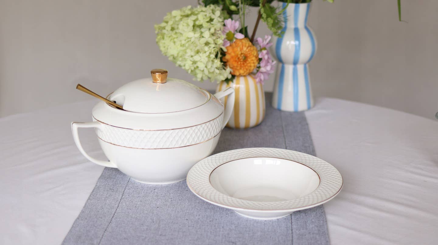 Wilmax Europe - Wholesale Serve Bowl - TUREEN WITH GOLD LINES 2800 ML WL-880102511/A5
