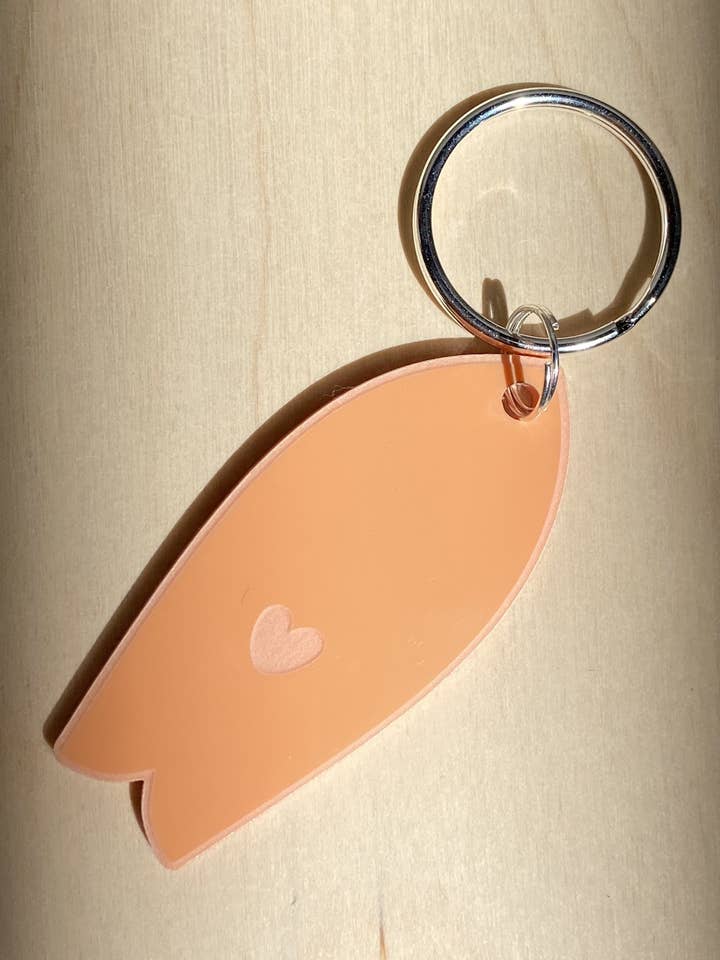 Ny! Nøglering med surfbræt i mini med hjerte-motiv i orange for engroshandel hos Little Anana