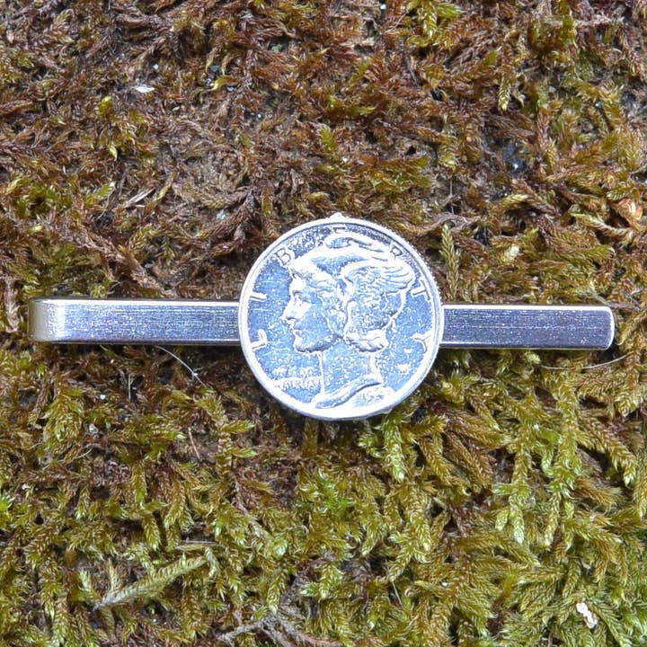 Slide de gravata de estanho Mercury Dime fundida à mão por William Sturt por atacado de William Sturt Fine Pewter