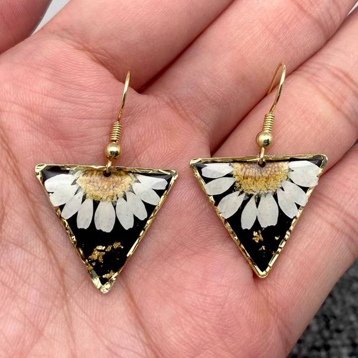 Brincos Triângulo Preto com Flor Seca de Crisântemo - PDF por atacado de Mio Queena