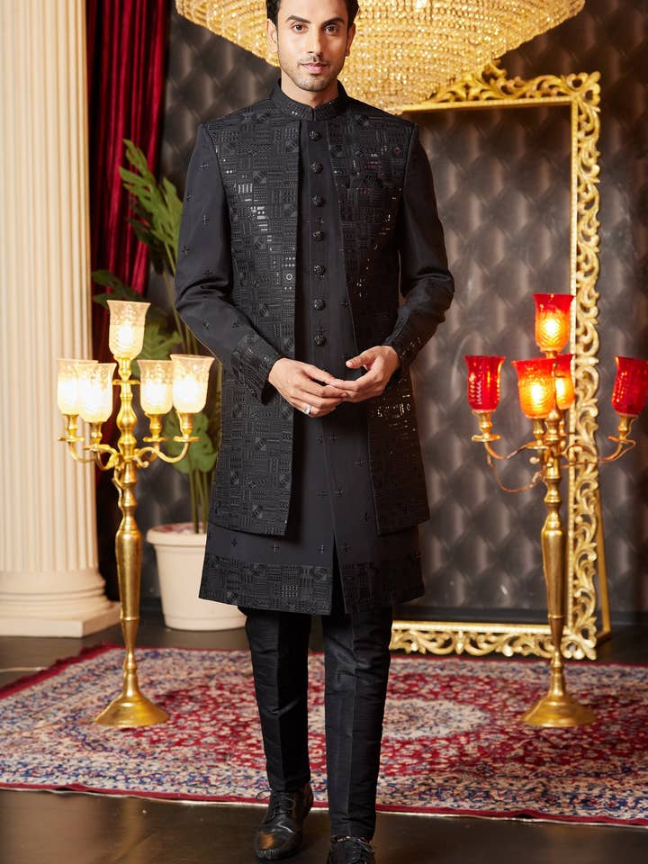Sherwani Indo Occidental Tradicional de Seda Negra para Hombre con Kurta Larga y Pantalón para Boda - Trabajo de Bordado para venta al por mayor de HATKE BRIDE