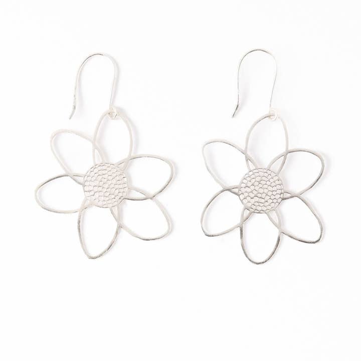 Boucles d'oreilles pendantes fleurs ouvertes Twiggy en argent pour la vente par INK + ALLOY