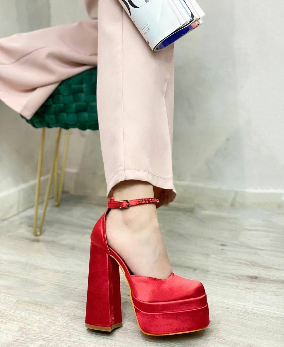 Vera Shop – Großhandel Plateauschuhe – Damen – Plateau-Pumps aus Satin mit Schmuckknöchelriemen6