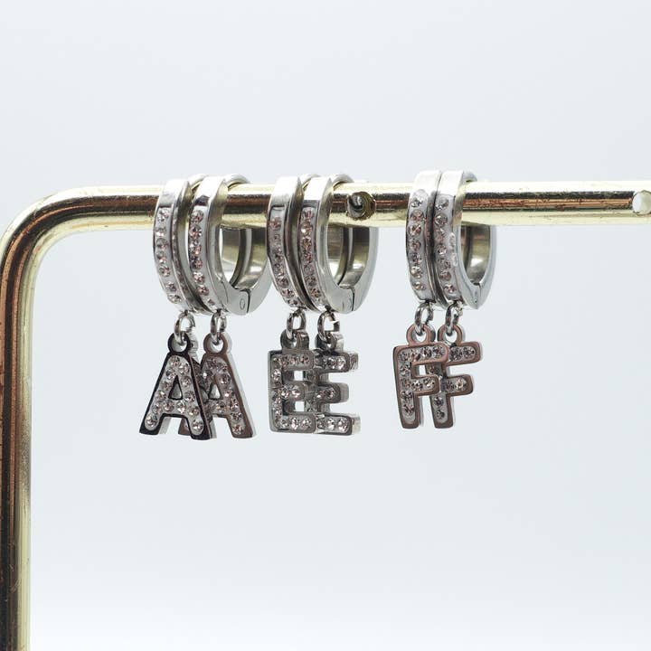 Daemon srls - Wholesale Huggie Earrings - ORECCHINI INIZIALI IN ZIRCONIA ~ ACCIAIO INOSSIDABILE ARGENTO - Mini orecchini a cerchio con iniziali in zirconi3