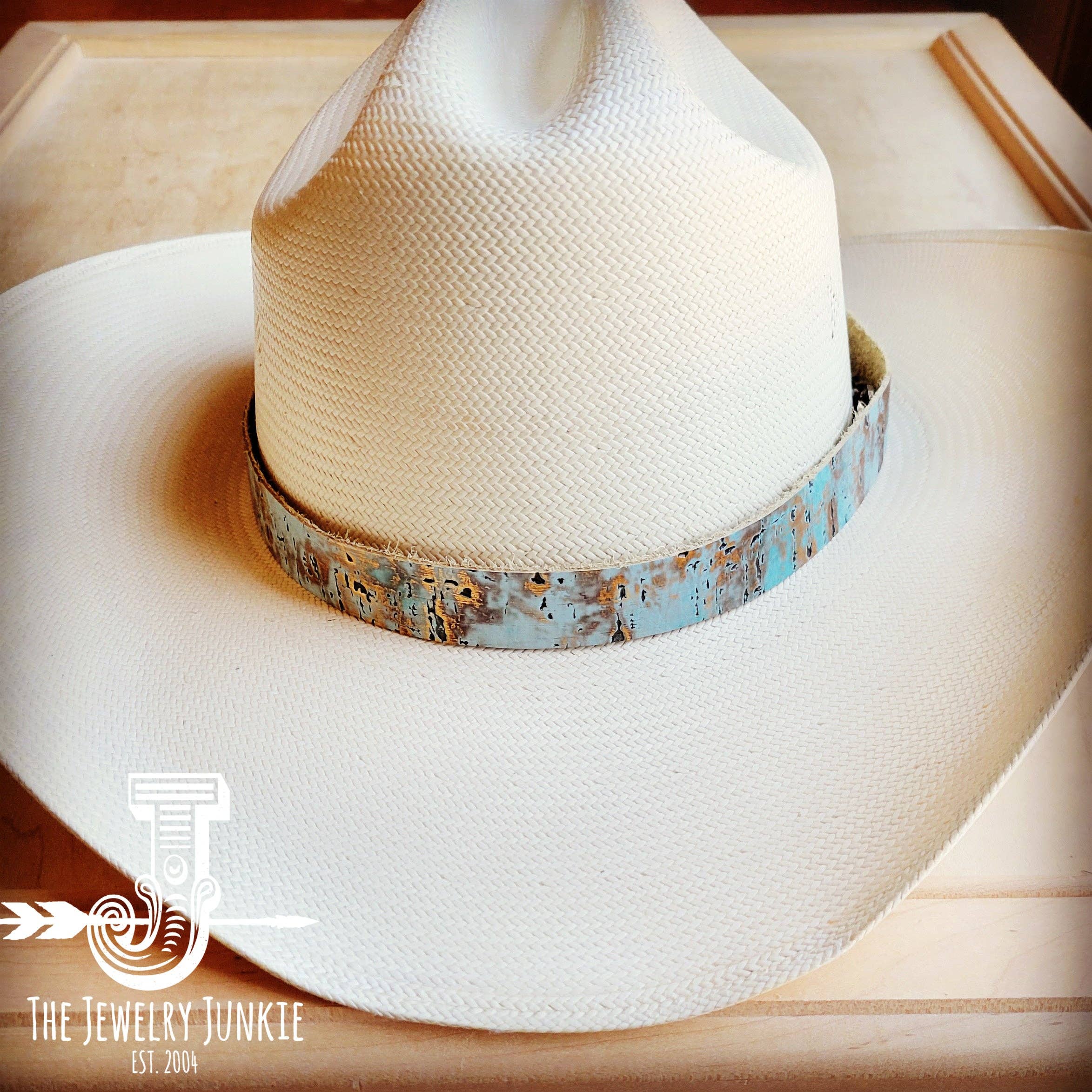 The Jewelry Junkie - Vente Accessoire pour chapeau – femme - Chapeau en cuir gaufré métallisé turquoise, seulement 950q3