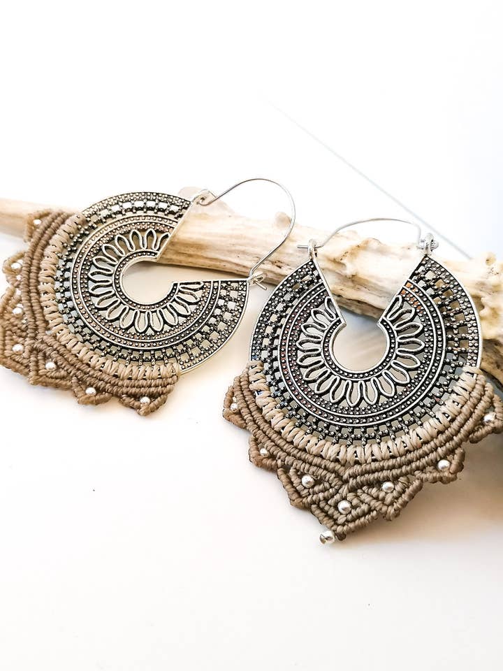 Oorbellen - MANDALA - zilver - beige voor wholesale door De fil en vadrouille