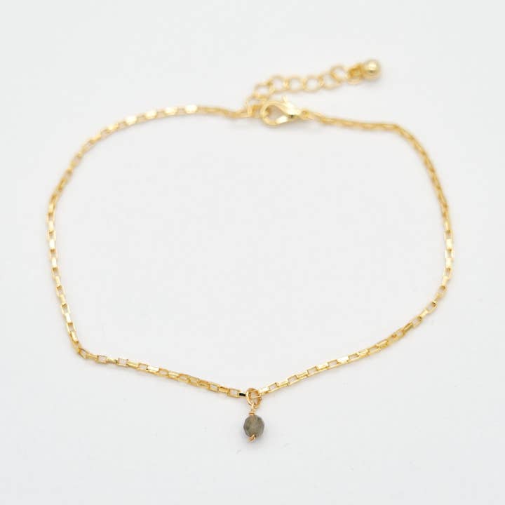 Goldene Fusskette mit einer kleinen Labradorit Perle für den Großhandel von Sista Jewelry