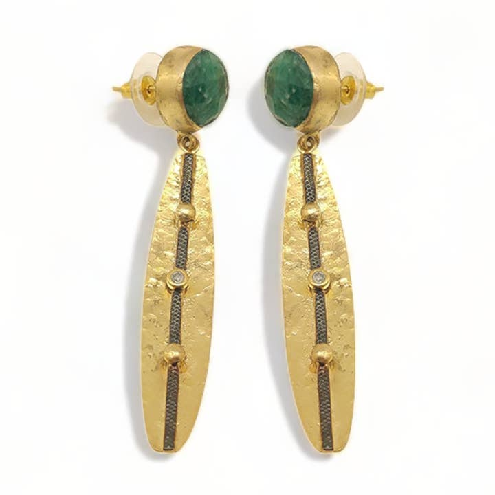 Smaragdgroene handgemaakte gehamerde gouden oorbellen voor wholesale door ZEYZEY