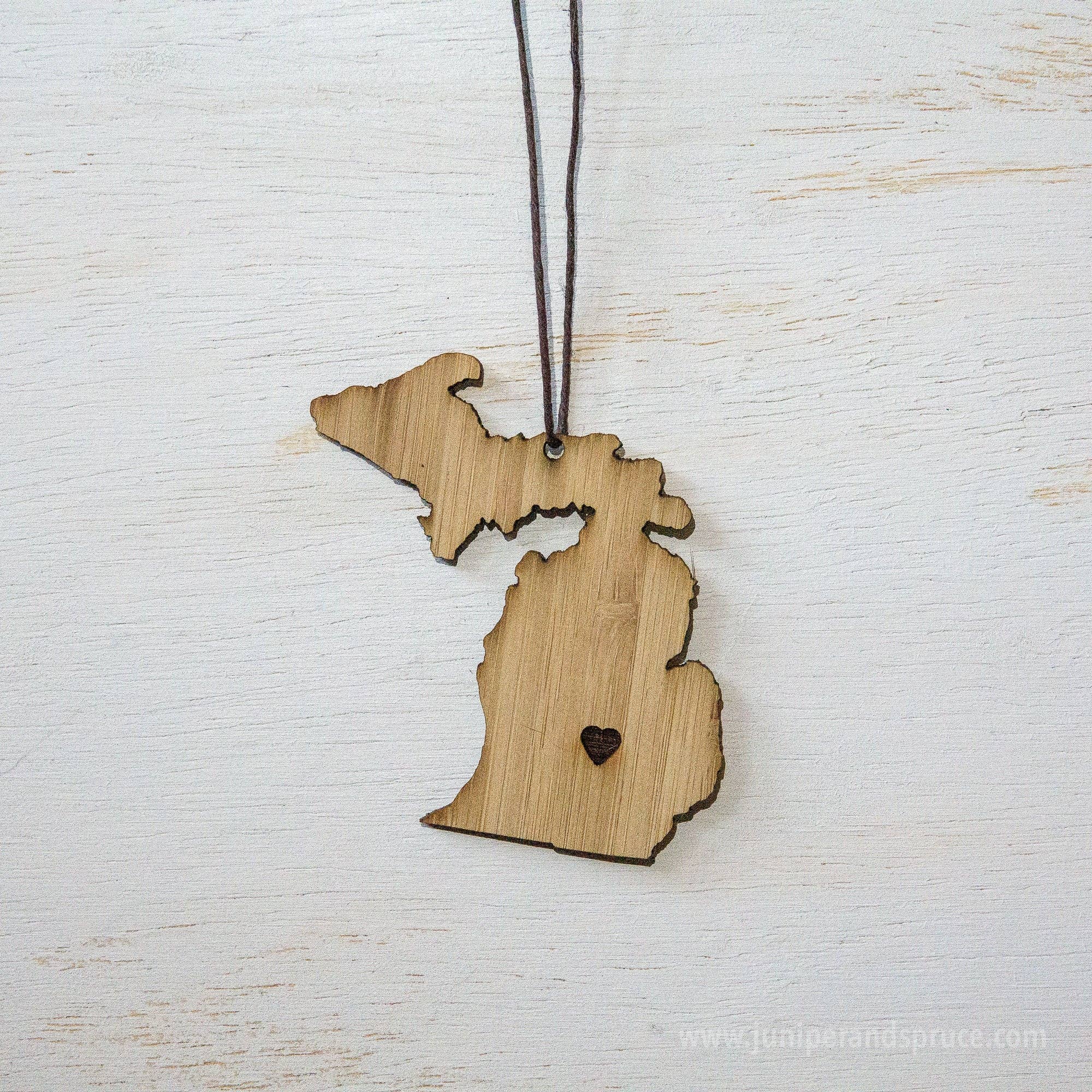 Juniper & Spruce - Vente Objets de décoration - Ornement rustique en bois Michigan Outline, découpé au laser3