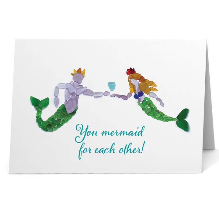 Meerjungfrau-und-Meerjungfrau-Grußkarte mit dem Motiv „You Mermaid For Each Other“ für den Großhandel von Beachcombing / Etched by the Sea
