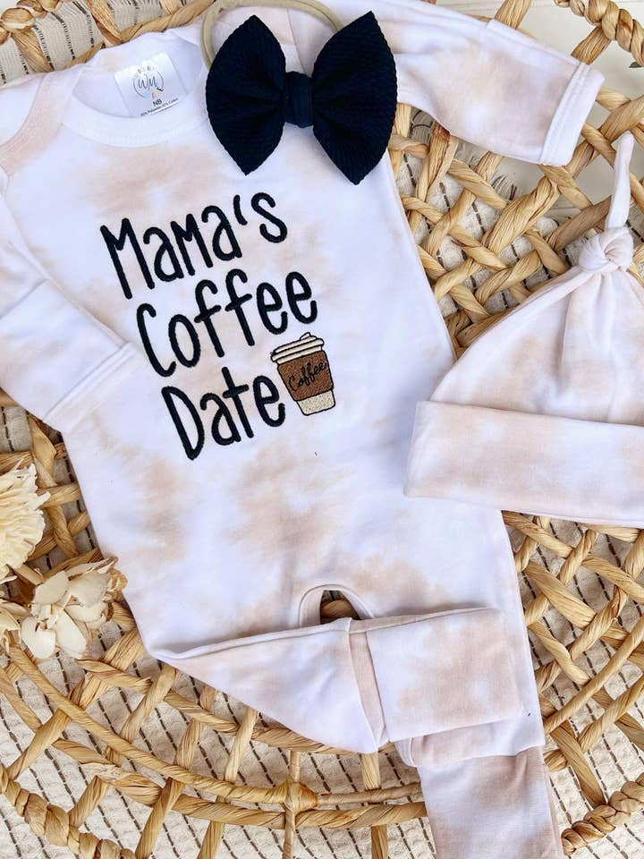 Babyromper | Latte Tan Hvidt Outfit Mors Kaffedate for engroshandel hos Wonderfully Made