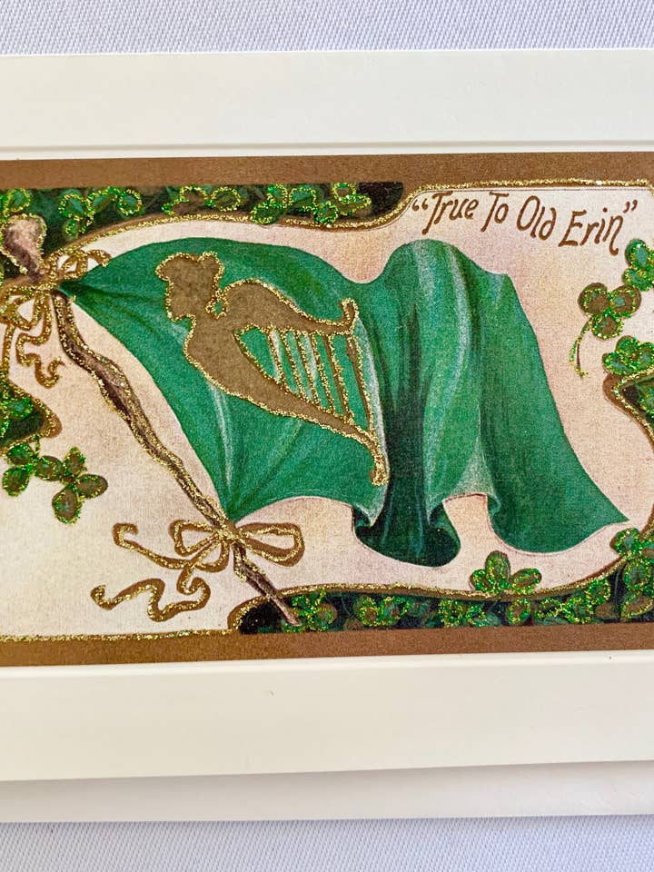 Tarjeta de felicitación del día de San Patricio con bandera irlandesa y tréboles para venta al por mayor de ELLegant Creations, LLC