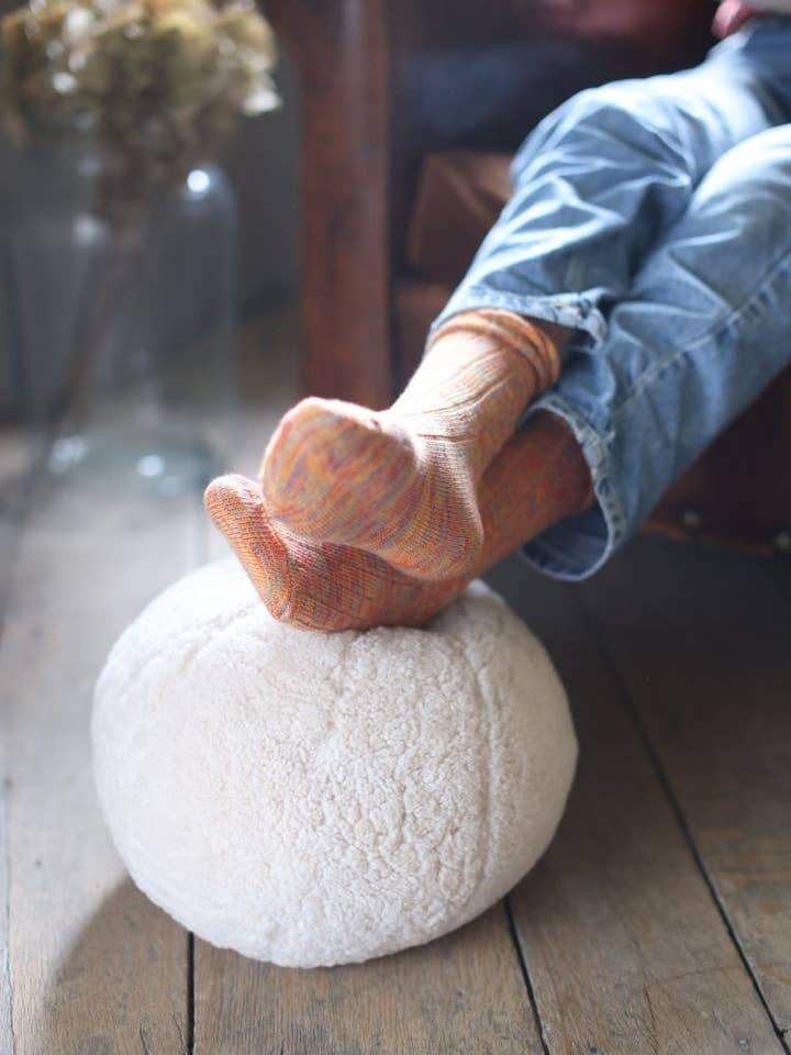 Pallone in pelle di pecora Swedish Moonlight Cream | Cushion Ball per la vendita all'ingrosso da parte di Owen Barry Ltd