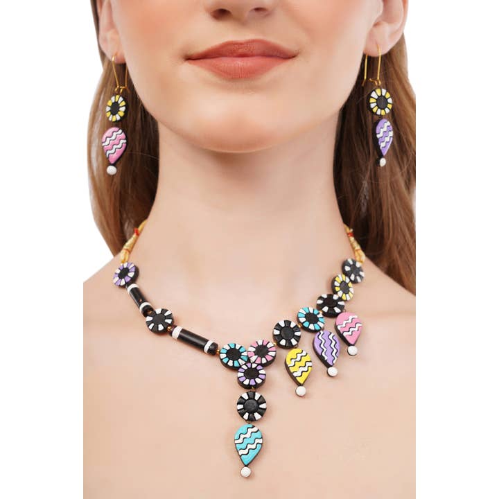 House of Kraft Jewelry & Accessories - Vente Parures de bijoux - Ensemble de bijoux Gouttes & Fleurs | Bijoux en argile | Ensemble en argile noire4