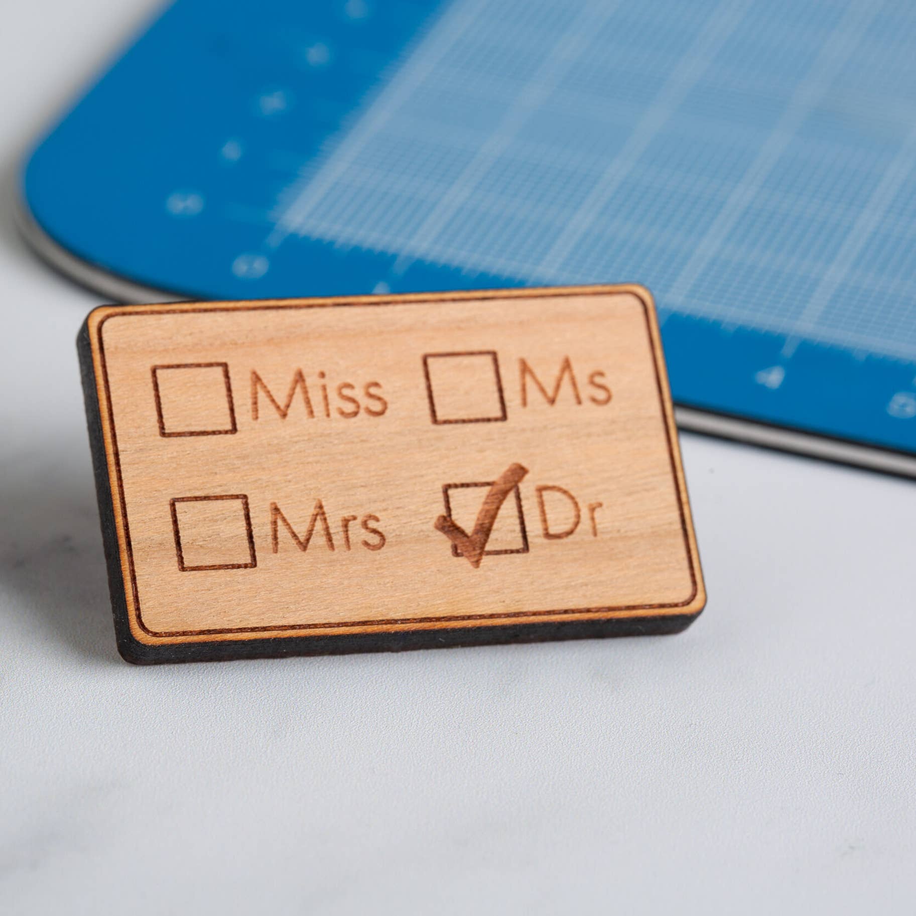 Cepheid Studio - Wholesale Reversspeld/knoop - Miss/Ms/Mrs/Dr pinbadge