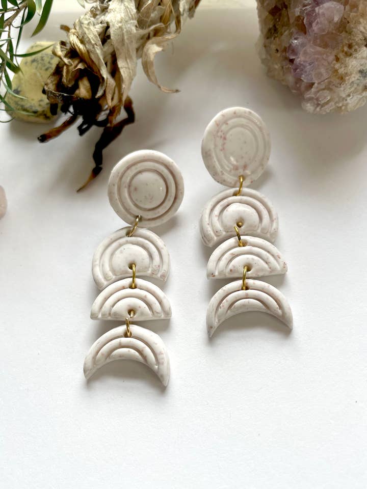 Boucles d'oreilles en pâte polymère White Moon Phase avec feuille d'or pour la vente par the Pale Porchlight
